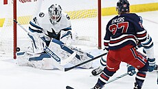 Branká Vítek Vanek ze San Jose Sharks zasahuje v zápase s Winnipeg Jets.
