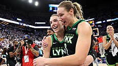Bridget Carletonová (vlevo) a Alanna Smithová z Minnesota Lynx slaví výhru ve...