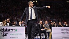 Trenér Chus Mateo dává pokyny sv��enc�m z Realu Madrid b�hem zápasu s Baskonií...