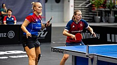 Stolní tenistky Hana Matelová (vpravo) se Slovenkou Barborou Baláovou ve...