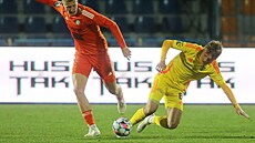 Jakub Kosa� z Varnsdorfu bojuje o mí� s Filipem �anclem z Jihlavy.