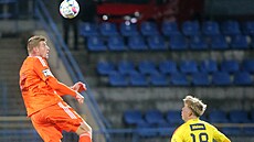 Michal Smutný z Jihlavy sleduje hlavi�kujícího soupe�e.