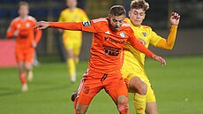 Ond�ej Podzimek z Varnsdorfu uniká v zápase s Jihlavou.