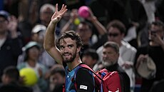 Tomá� Machá� mává divák�m po semifinále na turnaji v �anghaji.