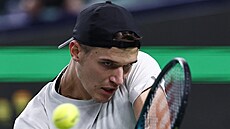 Jakub Men�ík hraje bekhend ve �tvrtfinále turnaje v �anghaji.