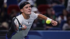 Jakub Men�ík se natahuje za mí�ekm ve �tvrtfinále na turnaji v �anghaji.