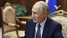 Ruský prezident Vladimir Putin naslouchá Elle Pamfilovové, �éfce ruské úst�ední...