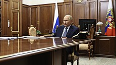 Ruský prezident Vladimir Putin naslouchá Elle Pamfilovové, éfce ruské ústední...