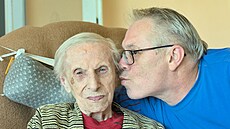 Antonie iaková z eské Lípy sfoukne za pár dn 105 svíek na dortu. Na snímku...