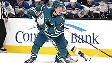 Macklin Celebrini ze San Jose pi svém debutu v NHL proti St. Louis.