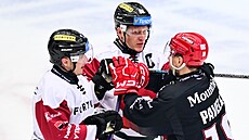 Spar�ané Ond�ej Mikli� a Miroslav Forman v souboji s hradeckým Tomá�em Pavelkou.