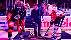 Petr Koukal vhazuje �estné buly v utkání Hradce Králové se Spartou.