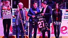 Petr Koukal dostává dres od trenéra Václava Sýkory a generálního mana�era...