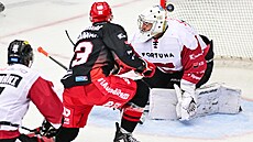 Connor Bunnaman z Hradce Králové se trefuje proti Spart�.