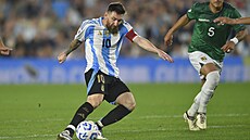 Lionel Messi st�ílí b�hem utkání Argentiny s Bolivií.