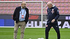 Reprezenta�ní trenér Ivan Ha�ek (vpravo) na tréninku p�ed utkáním s Albánií....
