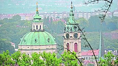 Zvonice kostela sv. Mikulá�e na Malé Stran� je opravdu stejn� vysoká jako...