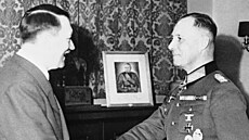 Adolf Hitler zdraví svého oblíbence Erwina Rommela.