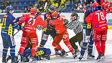 Dvacet tyi trestných minut rozdali rozhodí v derby mezi Perovem a...