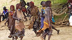 eny zaínají tancovat a vydrí jim to a do konce rituálu.