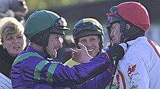 Jaroslav Myka (vlevo) a Jan Faltejsek, vítzové Velké pardubické