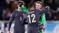 Angli�ané Dyan Henderson (�elem) a Kyle Walker se objímají po vít�zství nad...