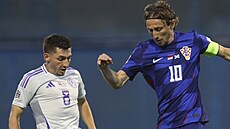 Chorvatský kapitán Luka Modri (vpravo) a Billy Gilmour ze Skotska