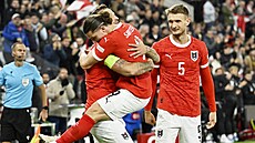 Rakou�tí fotbalisté slaví gól Marka Arnautovi�e.