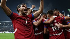 Srb�tí fotbalisté spolu s Veljkem Birman�evi�em oslavují gól v utkání proti...
