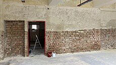 Ve �kole se nyní st�ídají �emeslníci, ale i dobrovolnicí. T�ch od povodní...