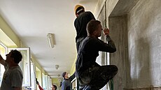 Ve �kole se nyní st�ídají �emeslníci, ale i dobrovolnicí. T�ch od povodní...