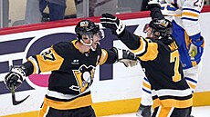 Kapitán Pittsburghu Sidney Crosby rozhoduje utkání s Buffalem v prodlou�ení a...