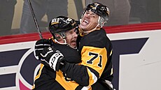 Útoníci Pittsburghu Sidney Crosby s Jevgenijem Malkinem slaví rozhodující gól...