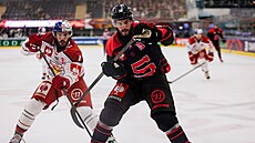 Sparanský útoník Tomá Hyka míí za pukem v utkání hokejové Ligy mistr proti...