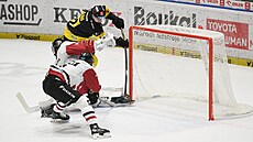 Litvínovský úto�ník Nicolas Hlava se sna�í procpat puk za spar�anského branká�e...