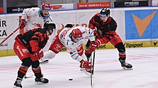 T�inecký úto�ník Daniel Kurovský (43) bojuje s olomouckou obranou.
