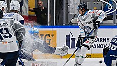 Vítkovický úto�ník Chad Yetman nehezky osv�il brn�nského branká�e Michala...