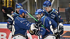 Kladen�tí hokejisté se i s Jaromírem Jágrem radují z gólu, kterou posléze sudí...