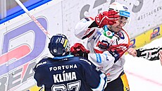 Liberecký úto�ník Kelly Klíma v poty�ce s pardubickým forvardem Danielem...