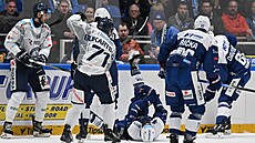 O�klivá momentka z utkání mezi Kometou a Vítkovicemi (v bílém), uprost�ed se na...