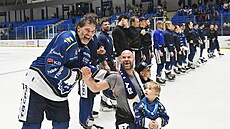 Kladentí hokejisté Jaromír Jágr a Radek Smoleák se doma radují z vítzství...