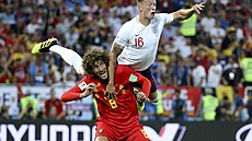 Belgický zálo�ník Marouane Fellaini a anglický stoper Phil Jones b�hem zápasu...