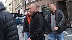 Policie podnikla razii v praském dopravním podniku. Mezi zadrenými je i...