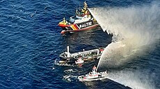 V Baltském mo�i nedaleko n�meckých b�eh� ho�í ropný tanker. Hustý �erný dým je...