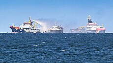 V Baltském mo�i nedaleko n�meckých b�eh� ho�í ropný tanker. Hustý �erný dým je...