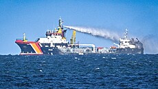 V Baltském mo�i nedaleko n�meckých b�eh� ho�í ropný tanker. Hustý �erný dým je...