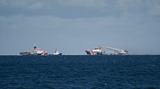 V Baltském mo�i nedaleko n�meckých b�eh� ho�í ropný tanker. Hustý �erný dým je...