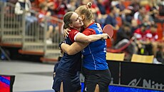 Stolní tenistky Hana Matelová (vlevo) se Slovenkou Barborou Baláovou se radují...