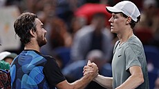 Tomá� Machá� (vlevo) a Jannik Sinner si podávají ruku po souboji v semifinále...
