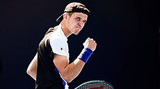 Jakub Men�ík se hecuje na turnaji v Pekingu.